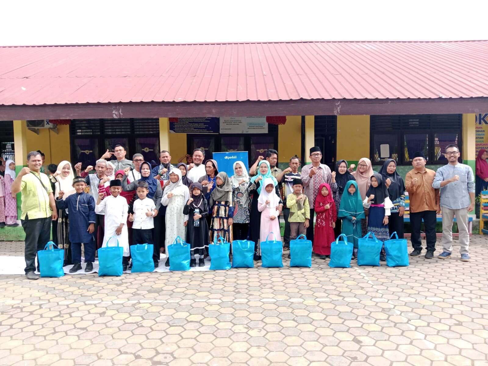 Penyerahan Bantuan Sembako dari DT Peduli
